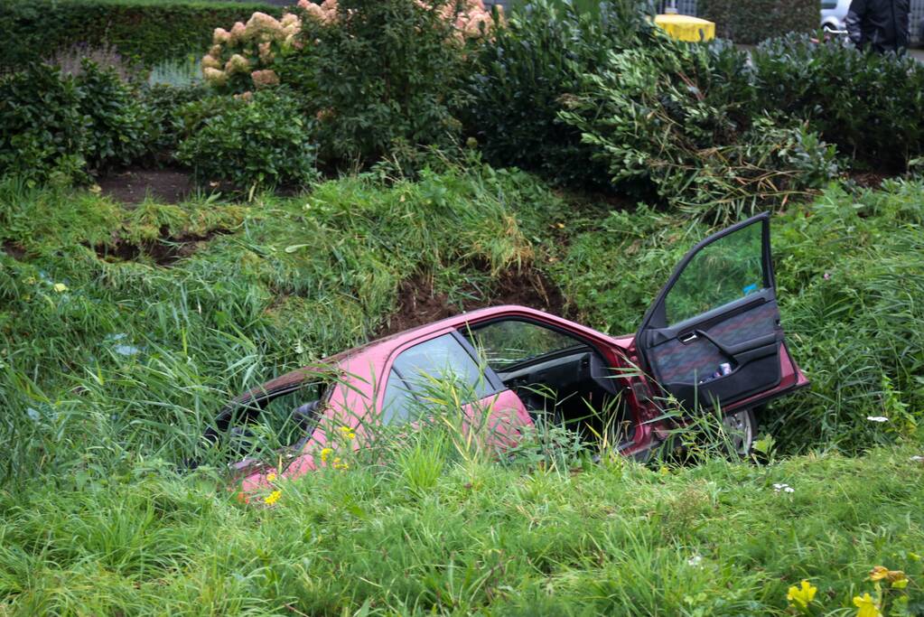 Auto belandt in sloot