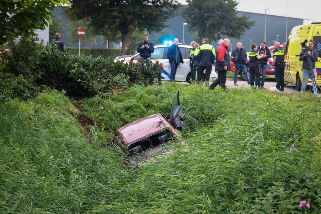 Auto belandt in sloot