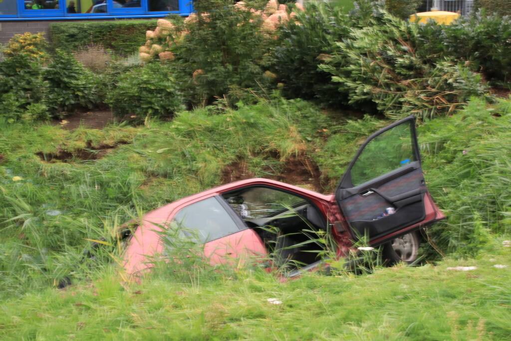 Auto belandt in sloot