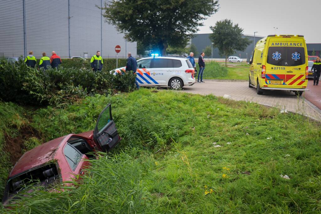 Auto belandt in sloot