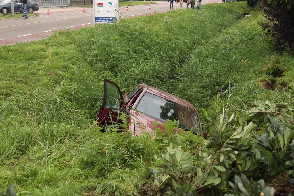 Auto belandt in sloot