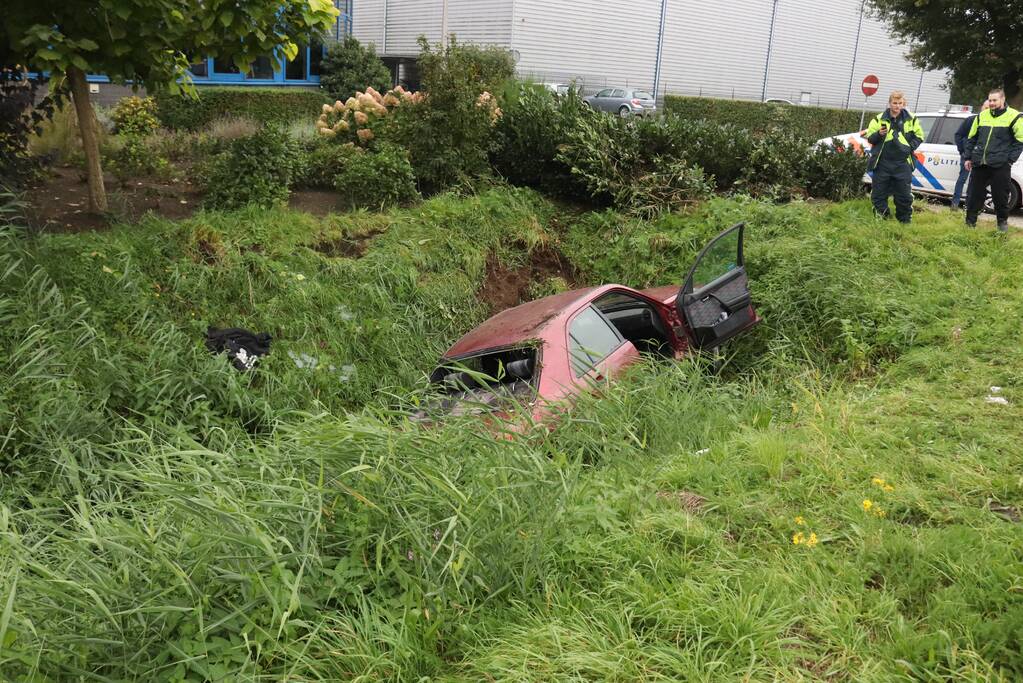 Auto belandt in sloot