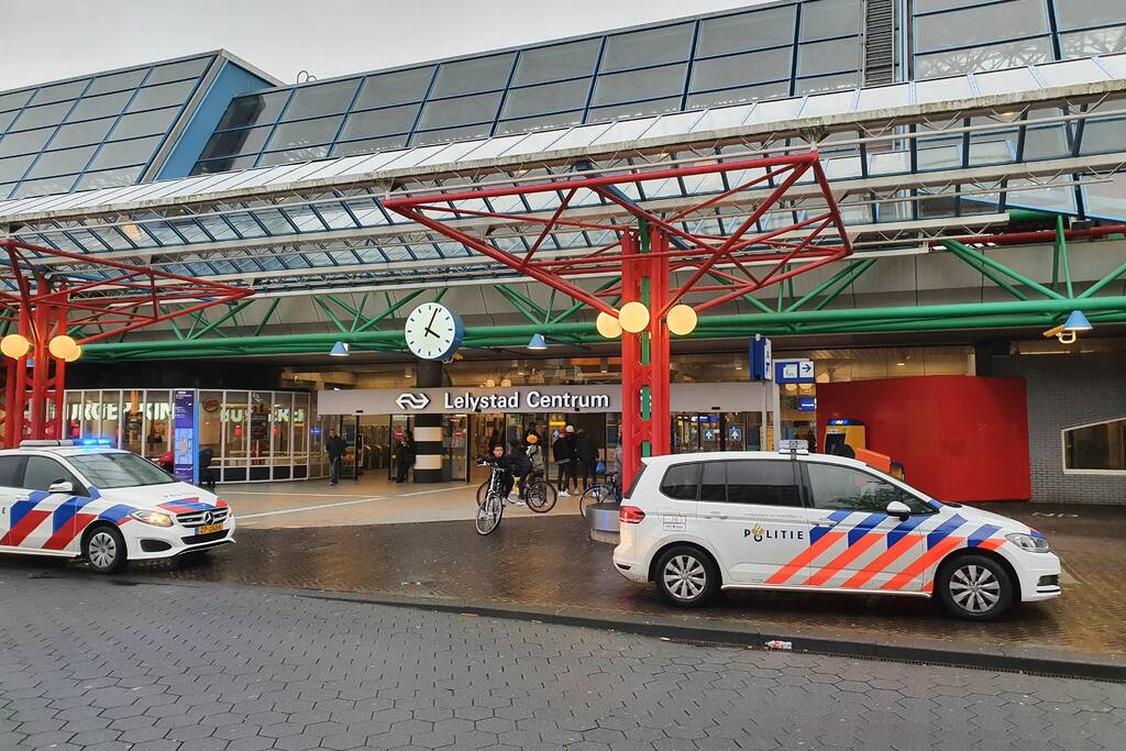 Persoon met verward gedrag van station gehaald