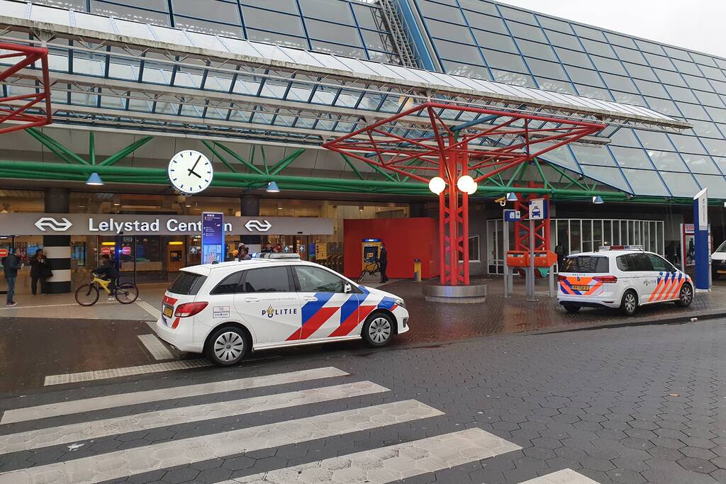 Persoon met verward gedrag van station gehaald