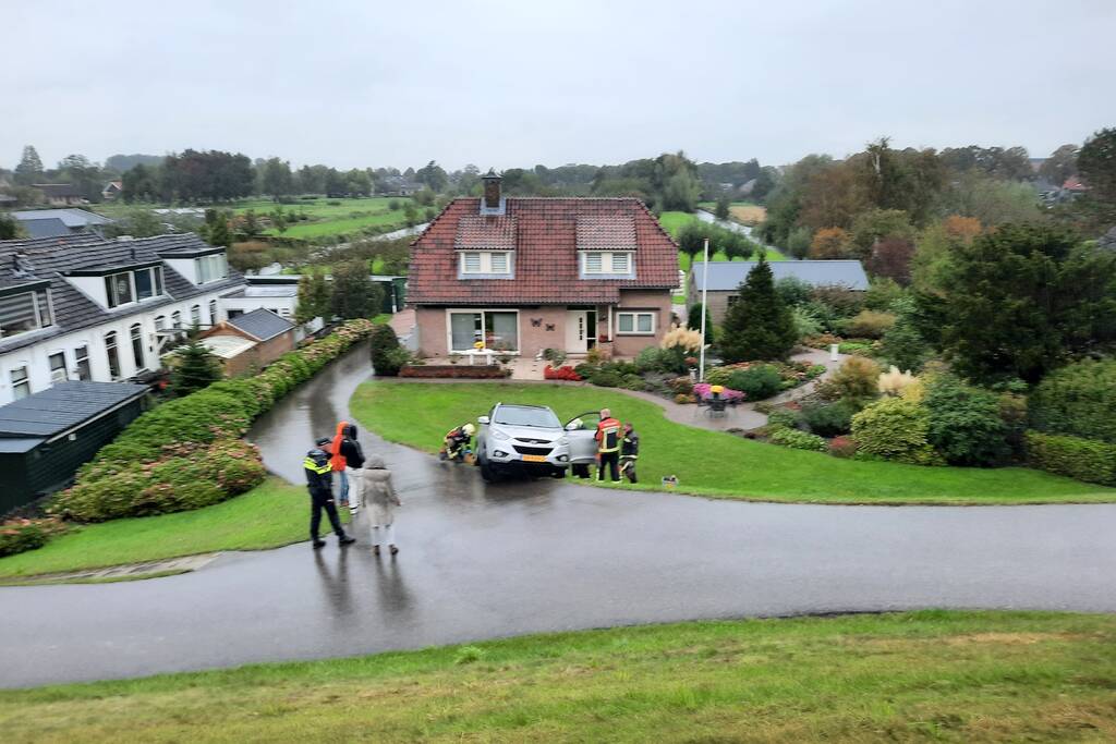 Automobilist belandt naast weg en durft auto niet uit