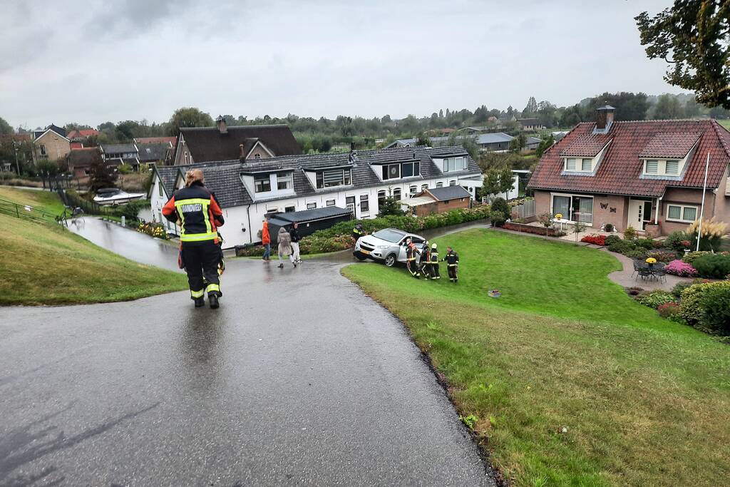 Automobilist belandt naast weg en durft auto niet uit