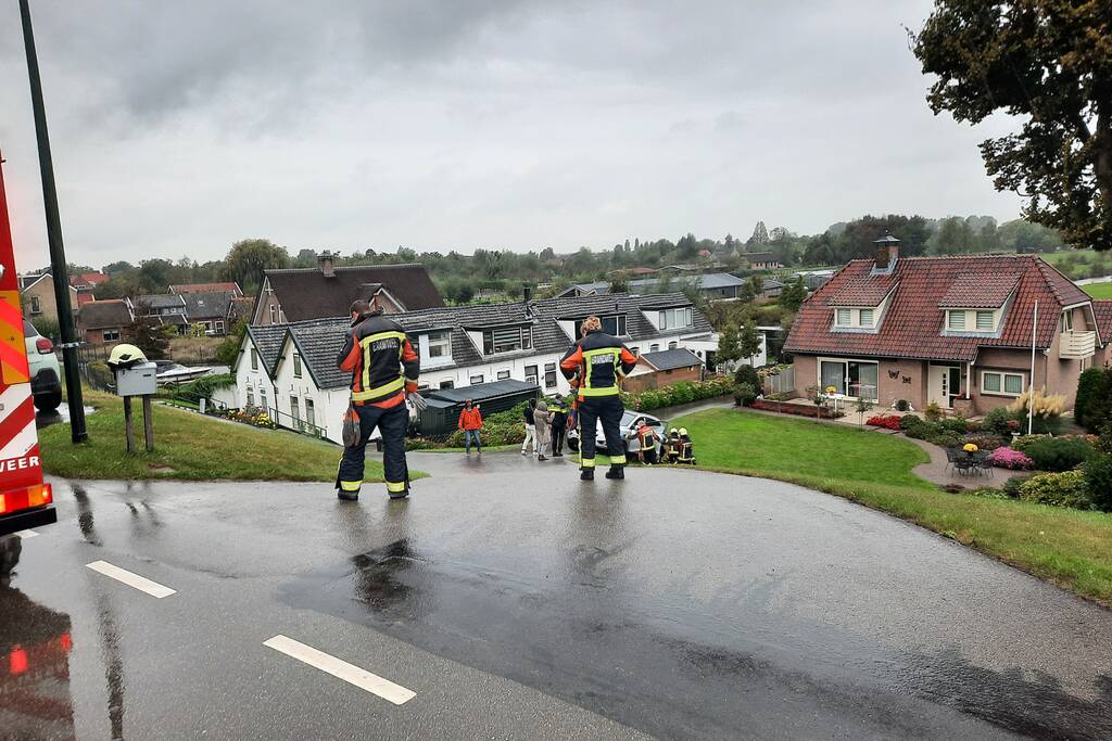 Automobilist belandt naast weg en durft auto niet uit