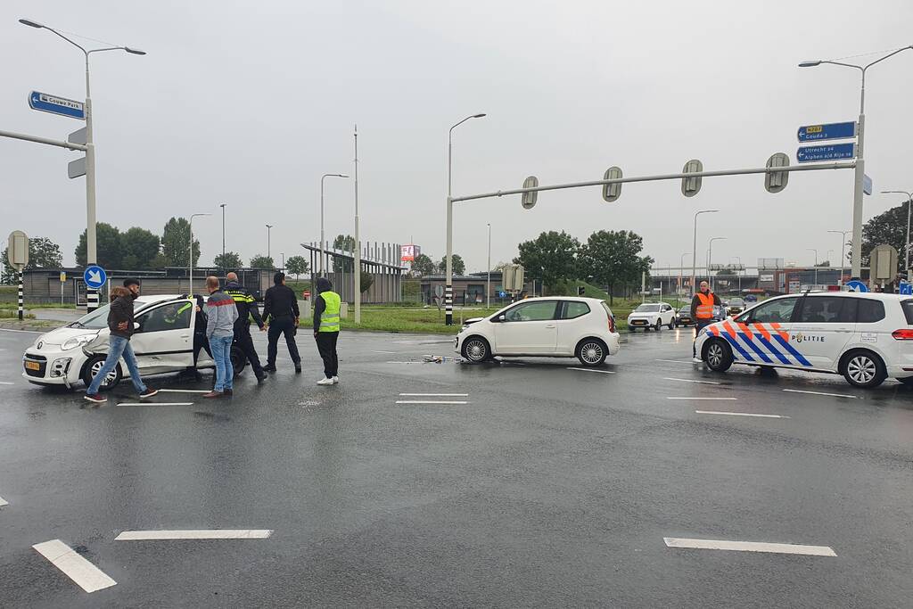 Veel schade bij aanrijding tussen twee auto's