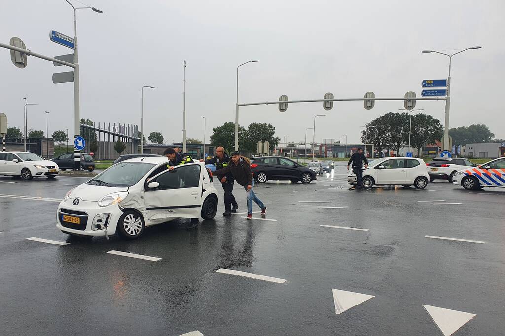 Veel schade bij aanrijding tussen twee auto's