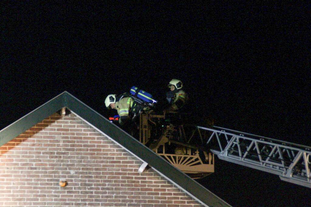 Brandweer controleert schoorsteen vanwege mogelijke brand