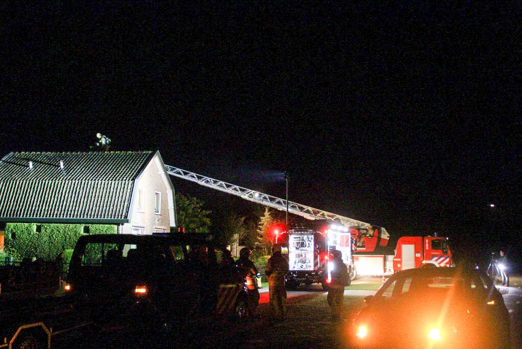 Brandweer controleert schoorsteen vanwege mogelijke brand