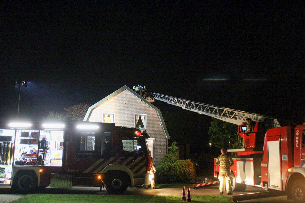 Brandweer controleert schoorsteen vanwege mogelijke brand