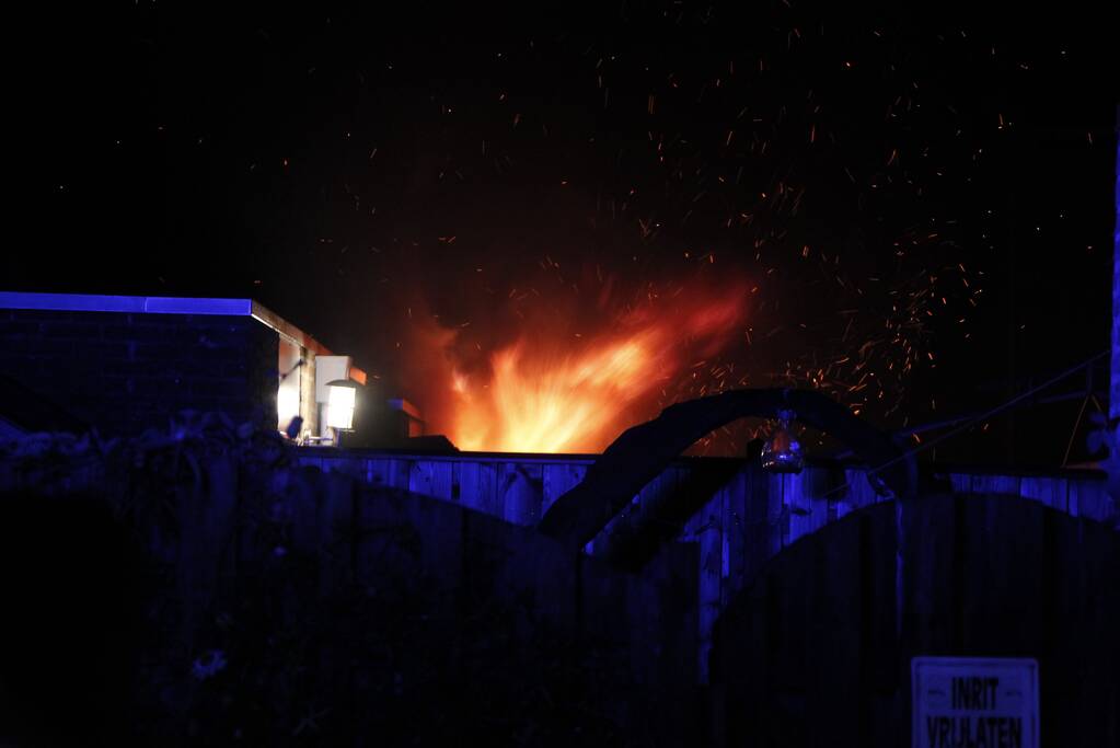 Uitslaande brand in twee schuren