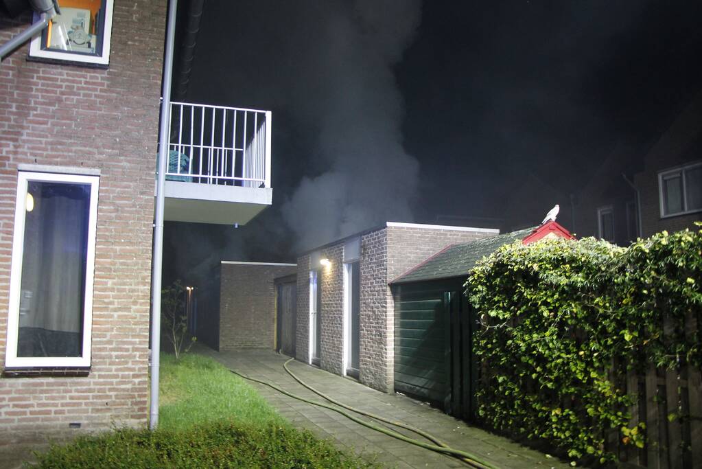 Uitslaande brand in twee schuren