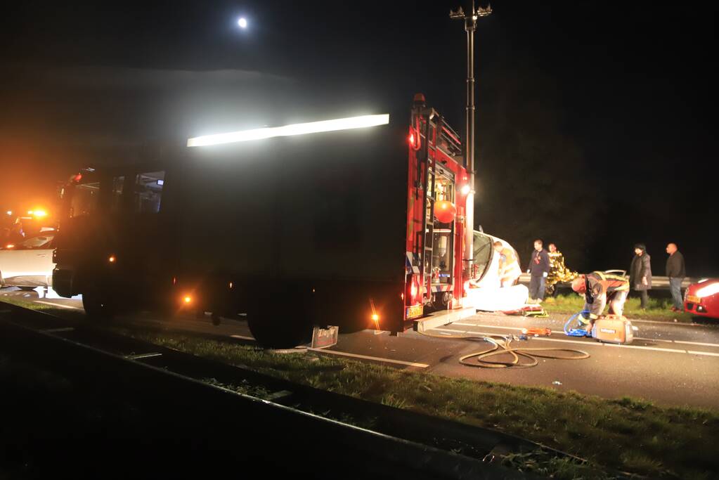 Persoon overleden bij zwaar ongeval tussen meerdere voertuigen