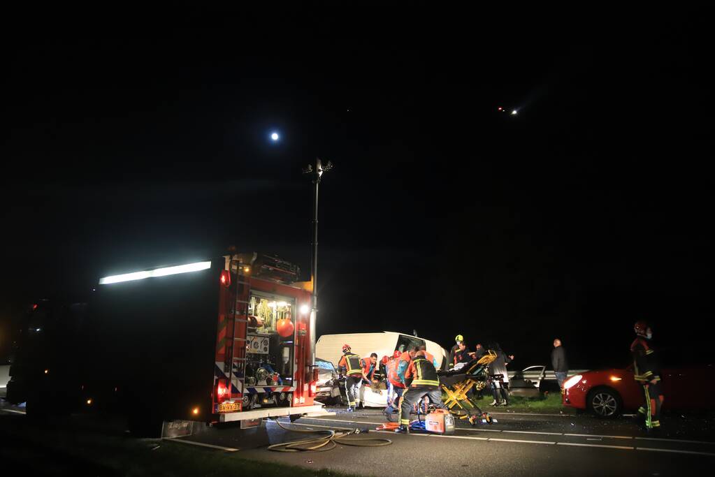 Persoon overleden bij zwaar ongeval tussen meerdere voertuigen