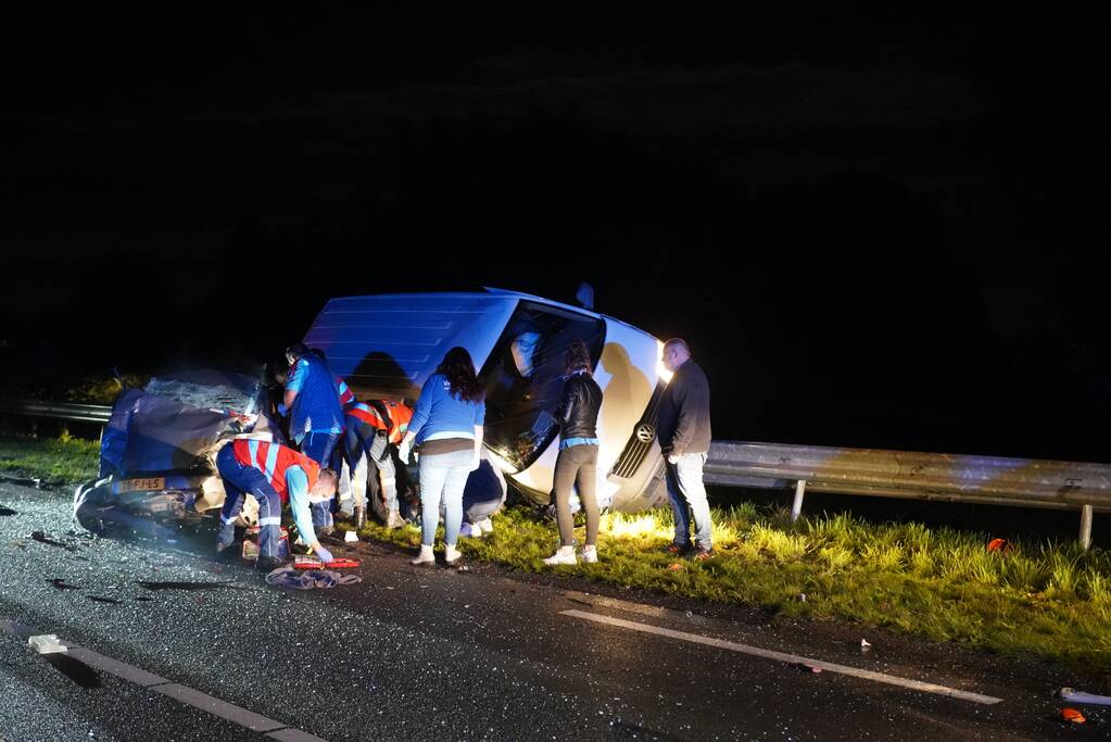 Persoon overleden bij zwaar ongeval tussen meerdere voertuigen