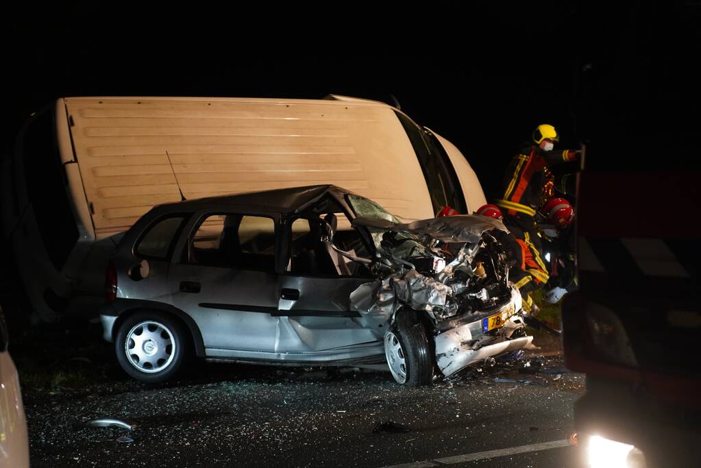 Persoon overleden bij zwaar ongeval tussen meerdere voertuigen
