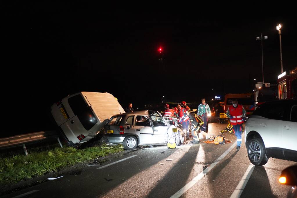 Persoon overleden bij zwaar ongeval tussen meerdere voertuigen