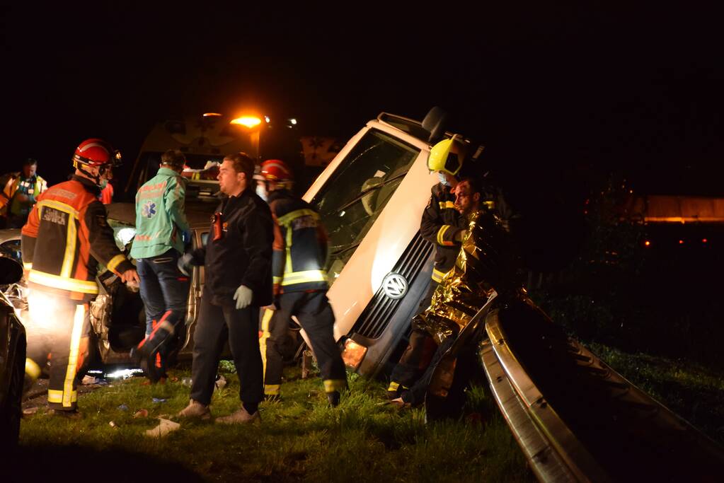 Persoon overleden bij zwaar ongeval tussen meerdere voertuigen