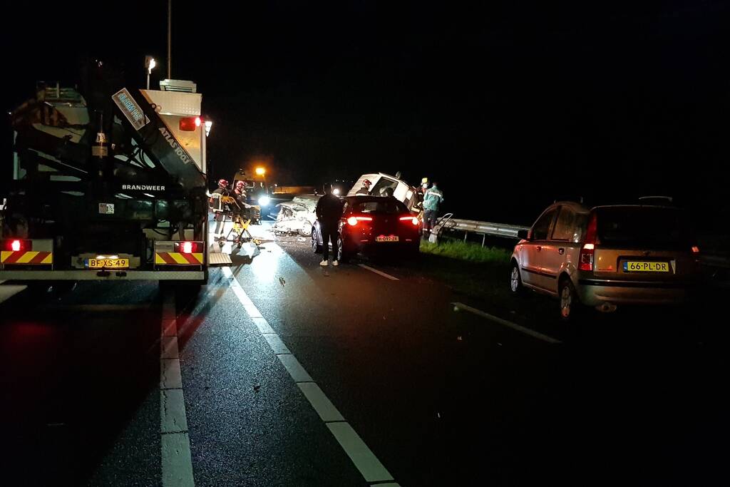 Persoon overleden bij zwaar ongeval tussen meerdere voertuigen