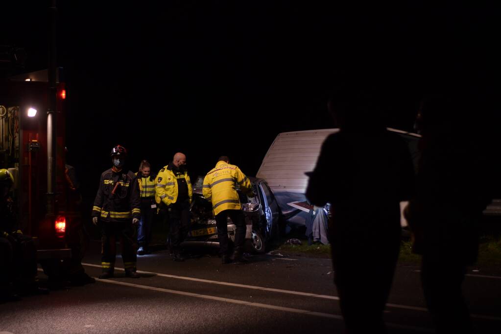 Persoon overleden bij zwaar ongeval tussen meerdere voertuigen