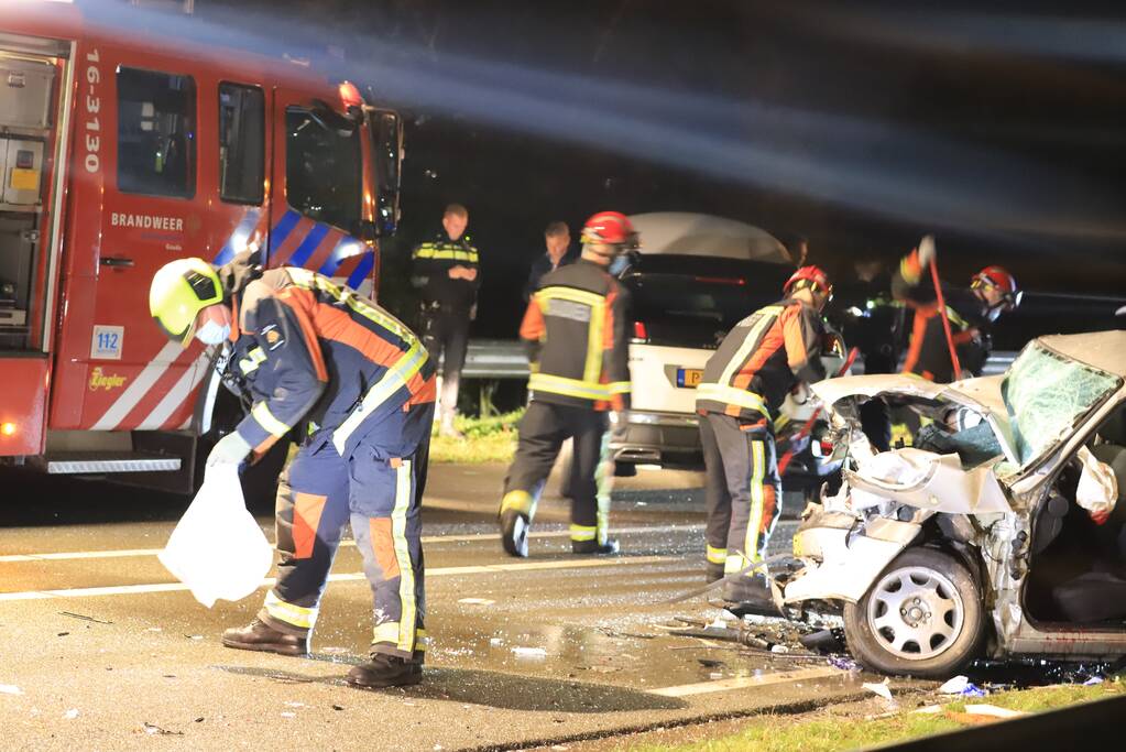 Persoon overleden bij zwaar ongeval tussen meerdere voertuigen