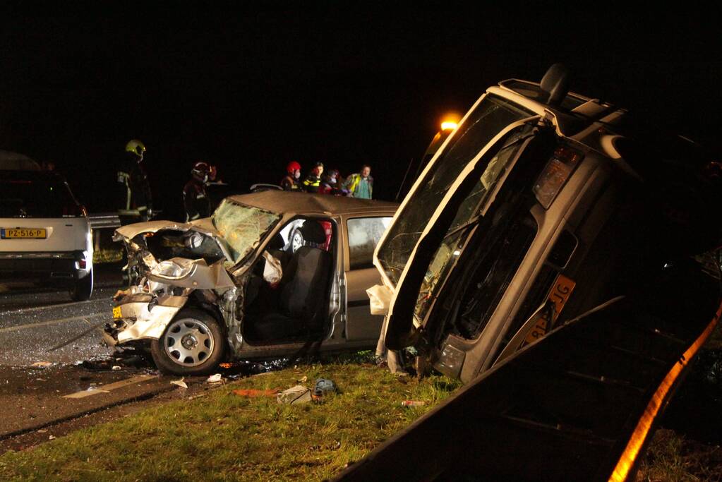 Persoon overleden bij zwaar ongeval tussen meerdere voertuigen