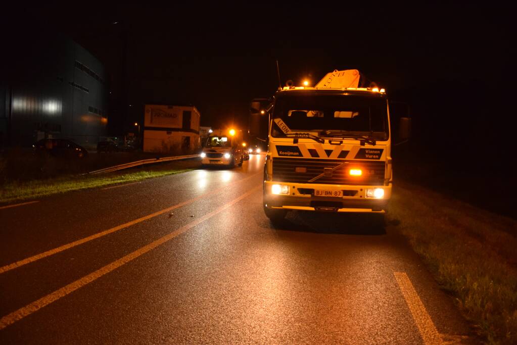 Auto belandt op de kop in de sloot