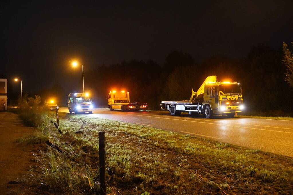 Auto belandt op de kop in de sloot