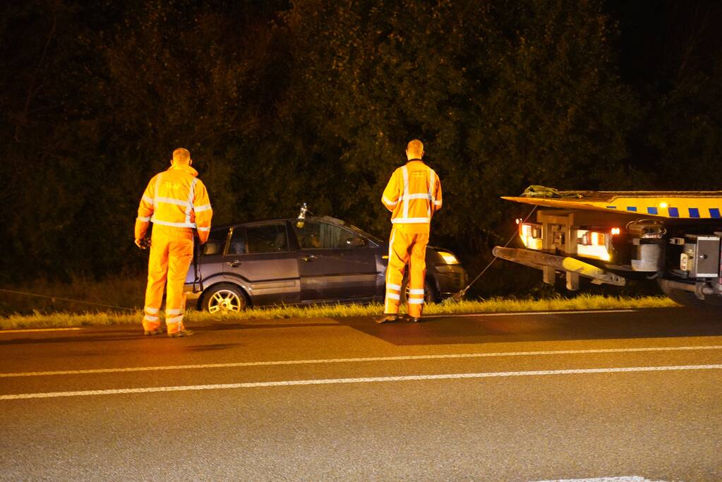 Auto belandt op de kop in de sloot
