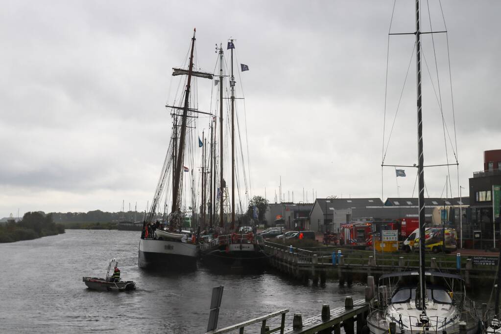 Brandweer plaats olieschermen voor lekkend zeilschip