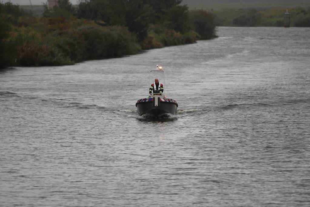 Brandweer plaats olieschermen voor lekkend zeilschip