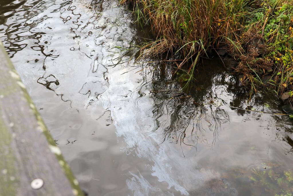 Brandweer plaats olieschermen voor lekkend zeilschip