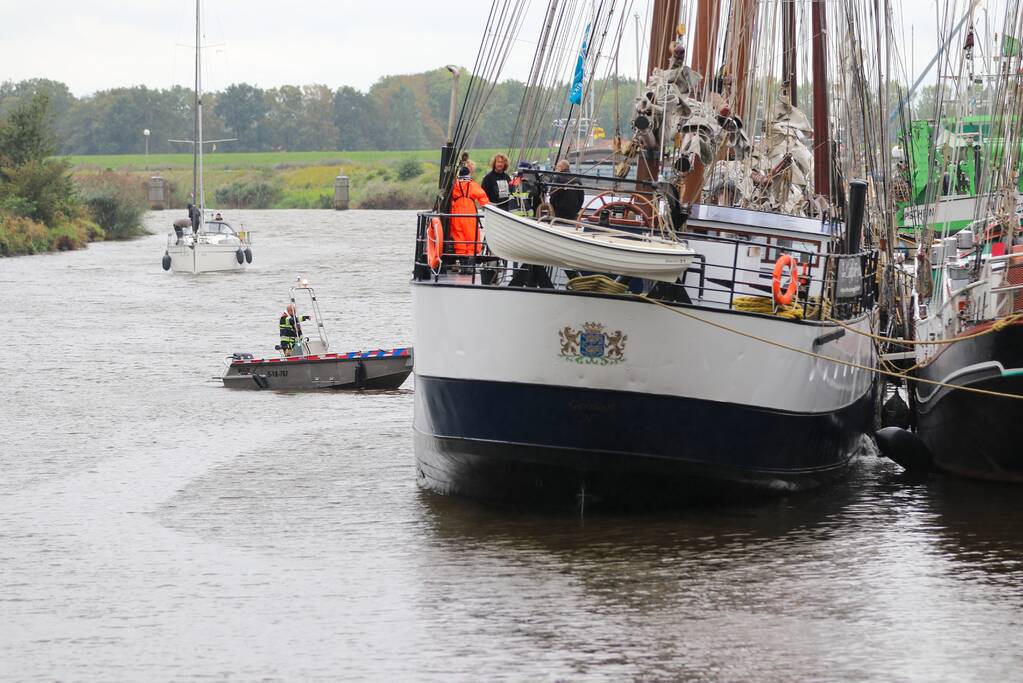 Brandweer plaats olieschermen voor lekkend zeilschip