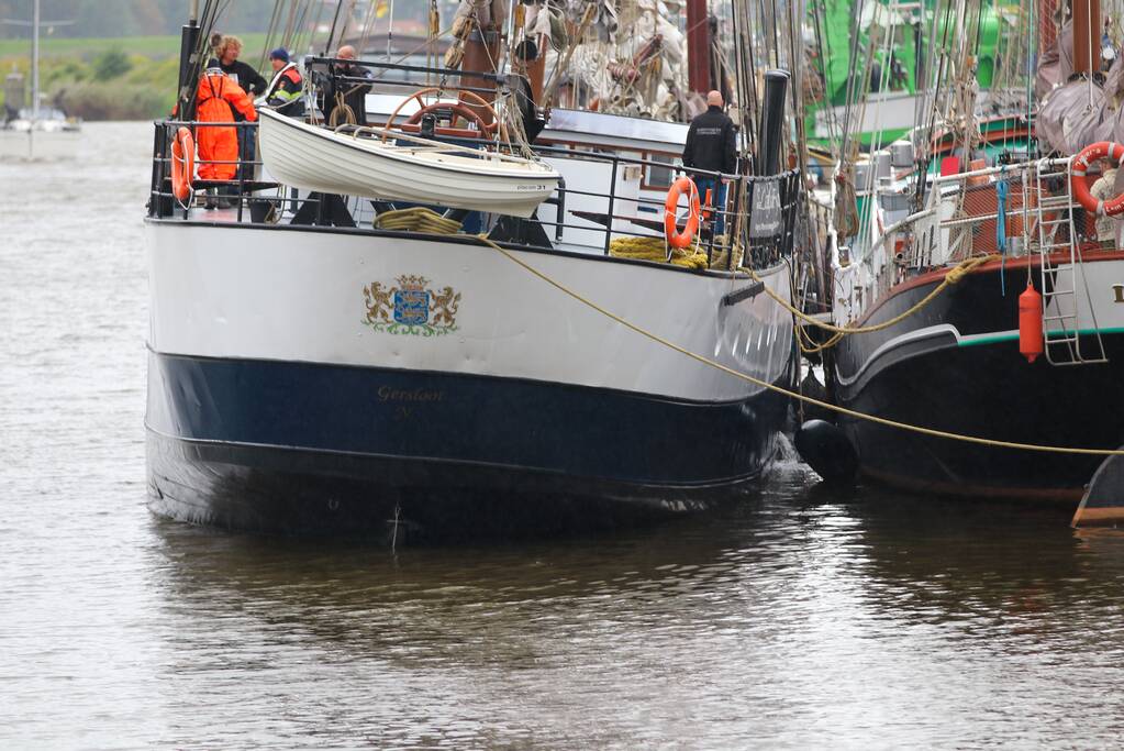 Brandweer plaats olieschermen voor lekkend zeilschip