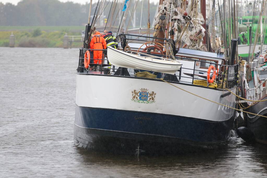 Brandweer plaats olieschermen voor lekkend zeilschip