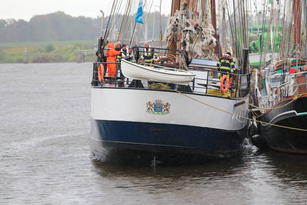Brandweer plaats olieschermen voor lekkend zeilschip