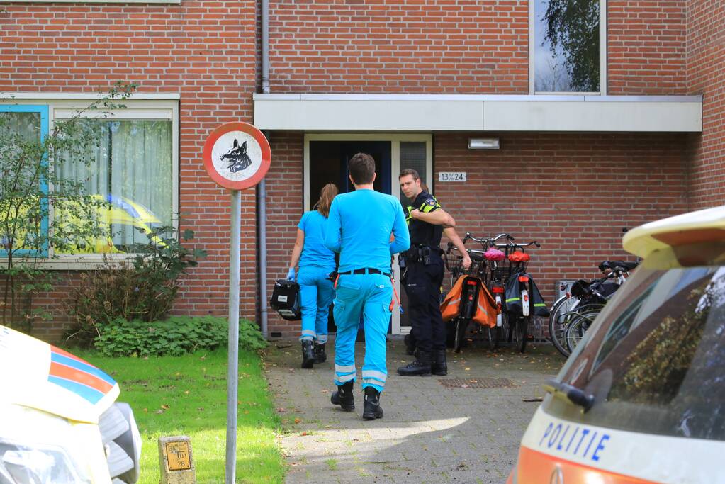 Politie ramt deur in en vindt overleden persoon