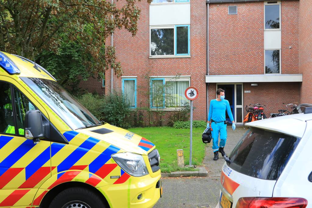Politie ramt deur in en vindt overleden persoon