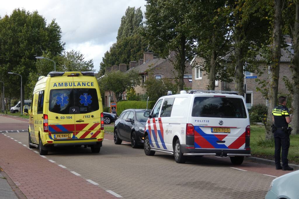 Persoon rijdt met scootmobiel water in