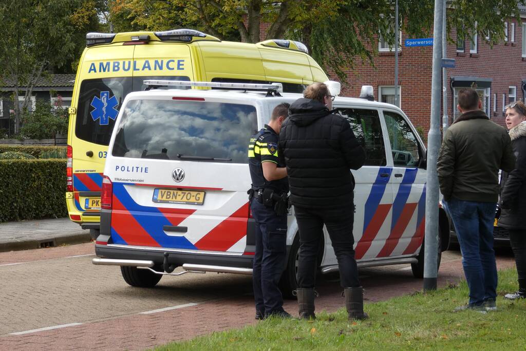 Persoon rijdt met scootmobiel water in