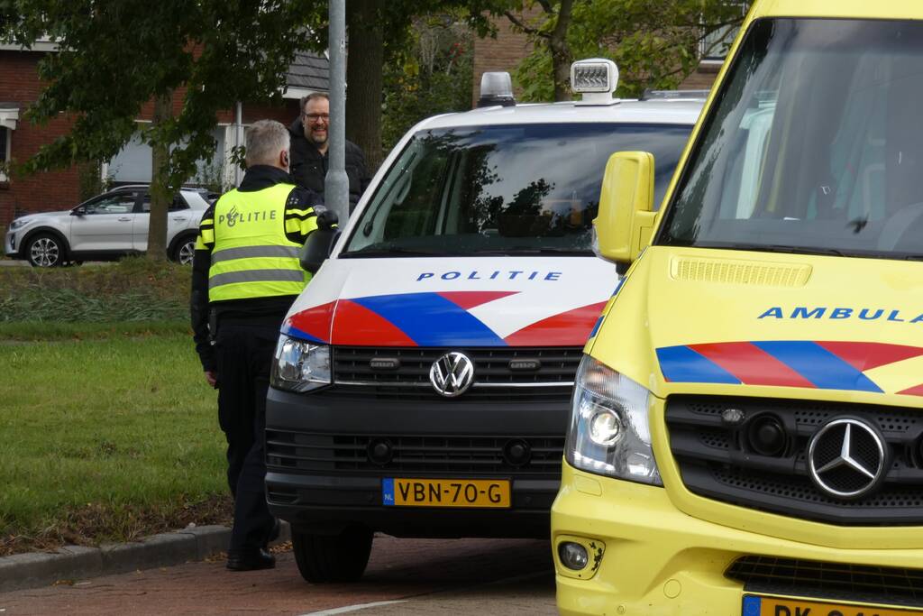 Persoon rijdt met scootmobiel water in