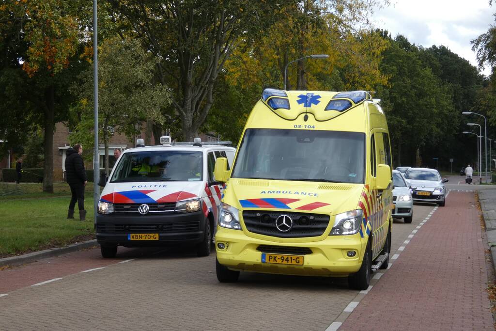 Persoon rijdt met scootmobiel water in