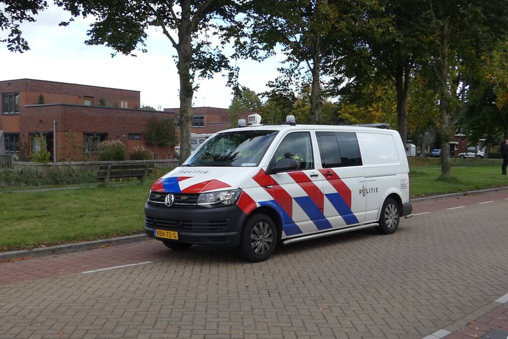 Persoon rijdt met scootmobiel water in