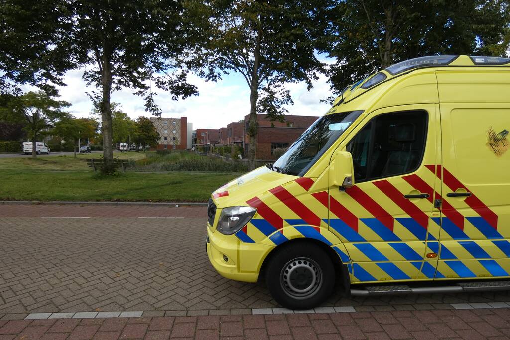 Persoon rijdt met scootmobiel water in