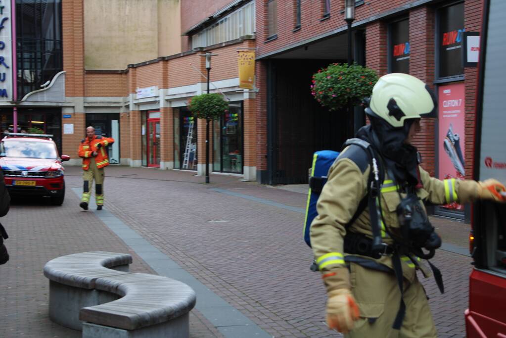 Brandweer blust brand in gebouw ICare