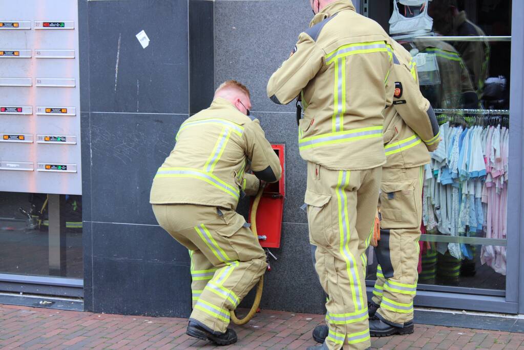 Brandweer blust brand in gebouw ICare