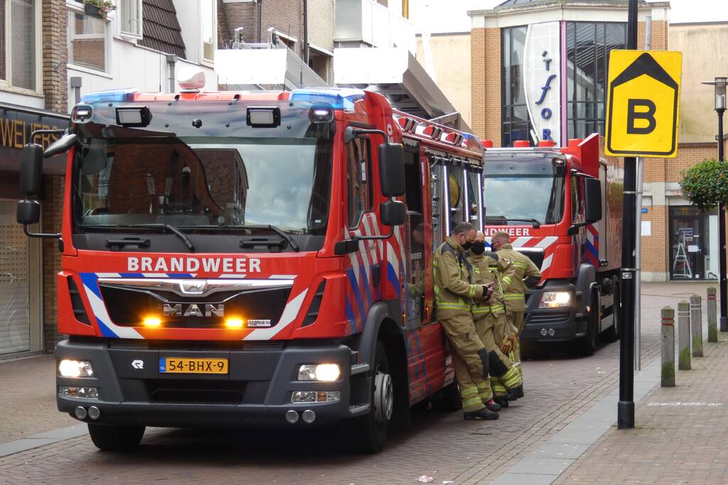 Brandweer blust brand in gebouw ICare