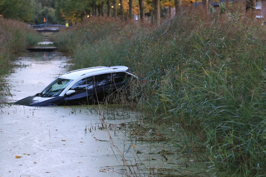 Auto rolt het water in